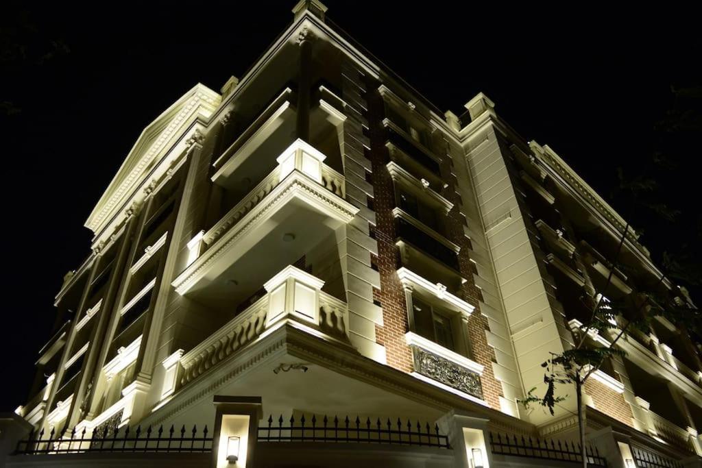 White Palace Auc St Apartment *
